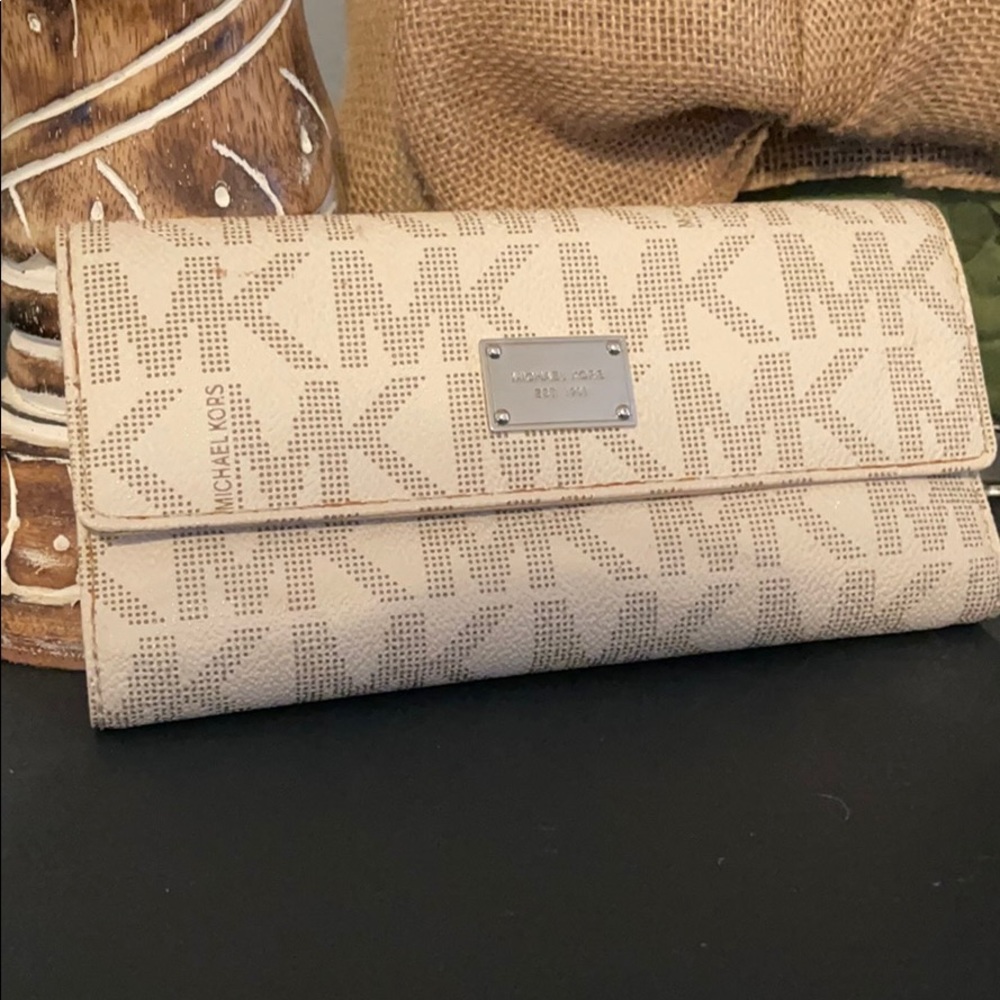**UPDATED PICS/DESCRIPTION*** Michael Kors Wallet